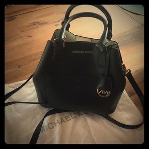 Michael kors bucket bag